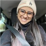 Professora paciente que aplica metodologias de acordo com as necessidades dos(as) discentes. Ensino Física, Ciências e afins